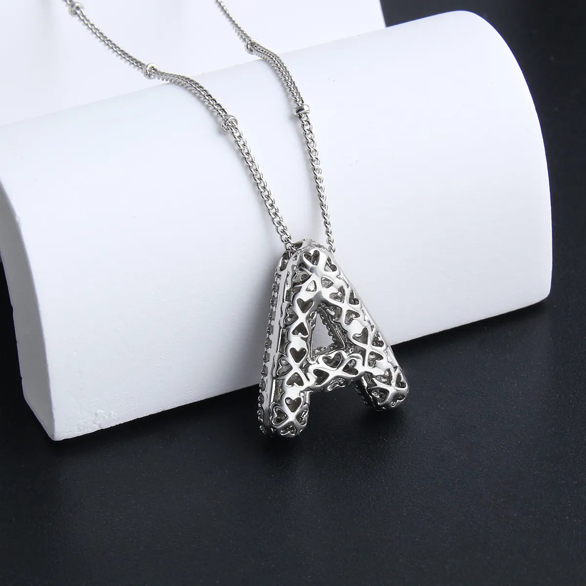Bubble letter initial necklace set | Golden Blanco